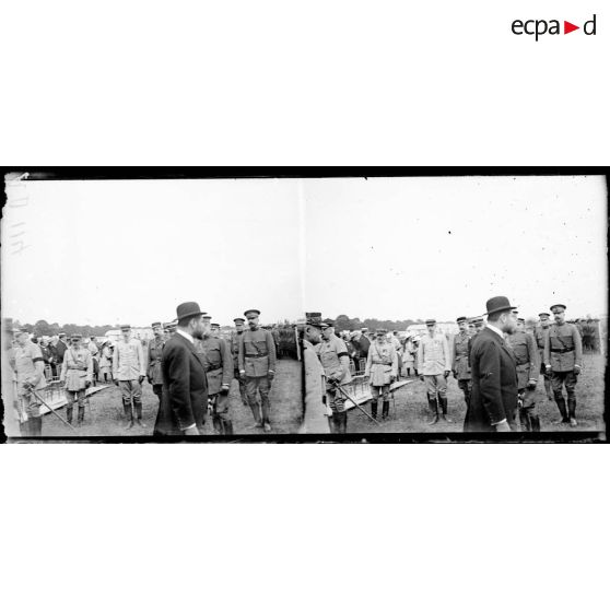 Longvic. Près Dijon. Camp d'aviation. Mr Dumesnil saluant les officiers américains. [légende d'origine]