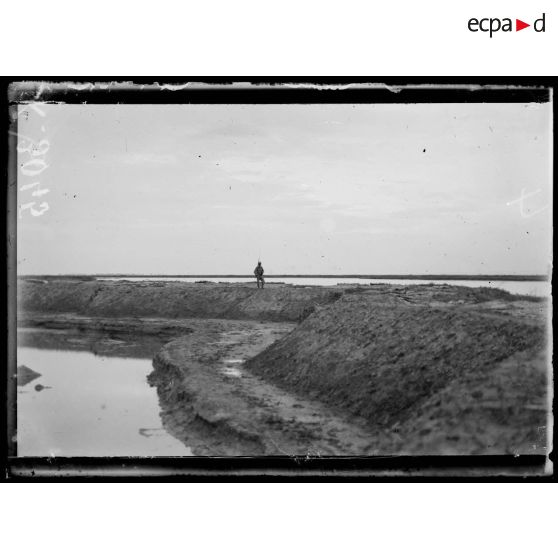 Redoute centrale rive gauche du Vardar entre le chemin de fer de Monastir et le pont de la route de Vodena. [légende d'origine]