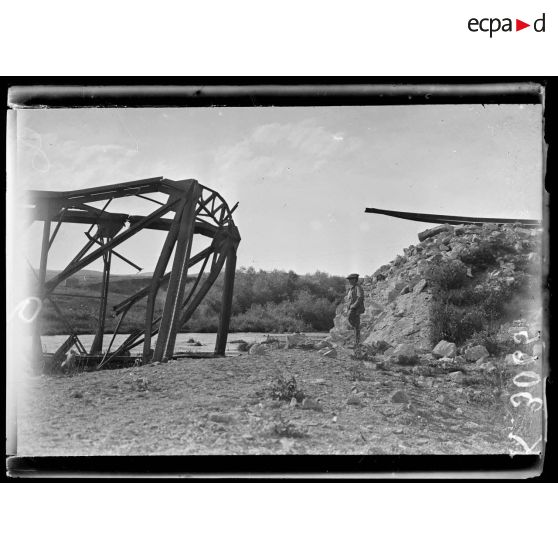 Kilindir. Pont de la voie de Karasouli dynamité par les français en janvier 1916. [légende d'origine]