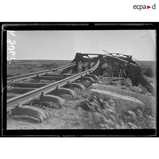 Kilindir. Pont de la voiede Karasouli dynamité par les français en janvier 1916. [légende d'origine]