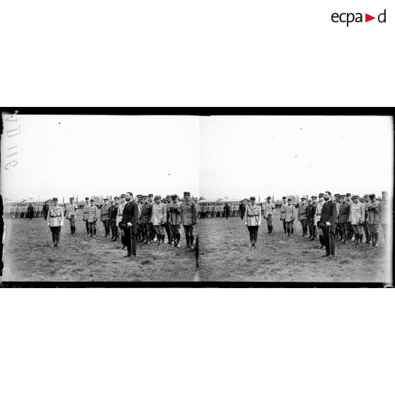 Longvic. Près Dijon. Camp d'aviation. Présentation des drapeaux de l'aviation et de l'aérostation. Mr Dumesnil prononçant son discours. [légende d'origine]