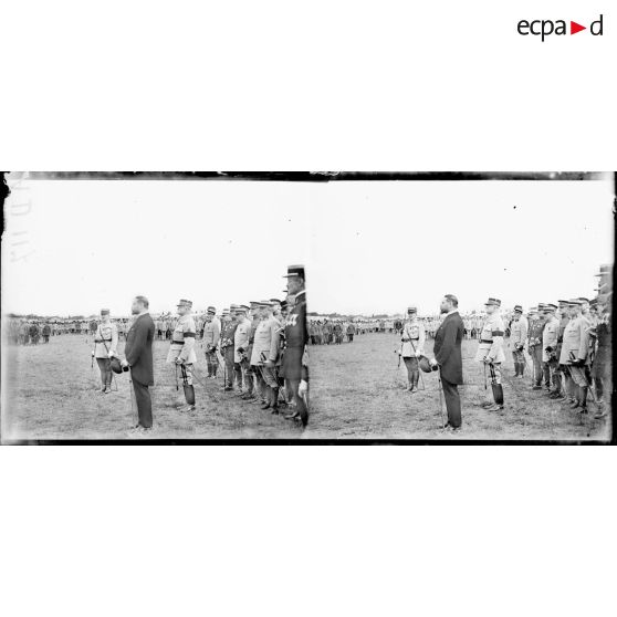 Longvic. Près Dijon. Camp d'aviation. Présentation des drapeaux de l'aviation et de l'aérostation. Mr Dumesnil prononçant son discours. [légende d'origine]