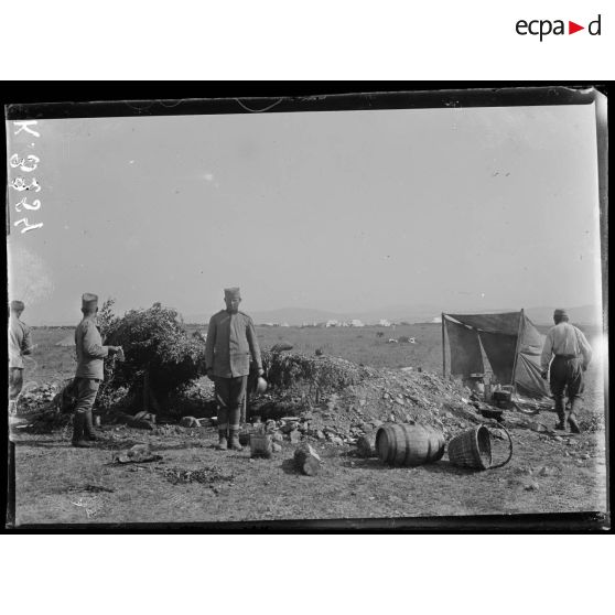 Loutra. Camp serbe. Abris sous branchages. [légende d'origine]