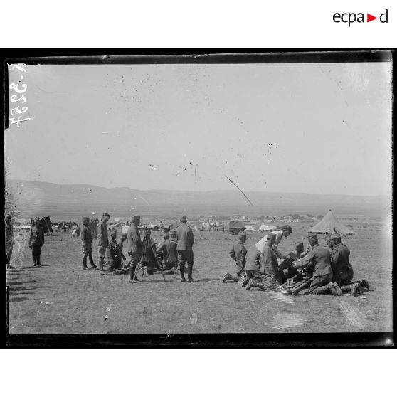 Loutra. Camp serbe. Théorie faite par les français du 65 de montagne. [légende d'origine]