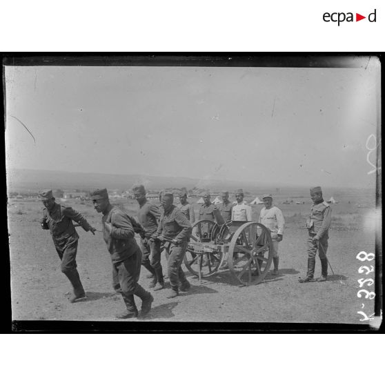 Loutra. Camp serbe. Crapouillot monté sur roues. [légende d'origine]