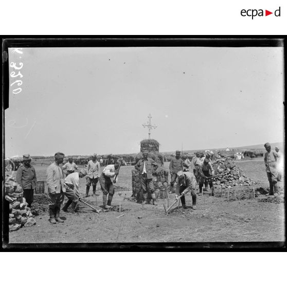 Loutra. Camp serbe. Calvaire pour les réunions religieuses. [légende d'origine]