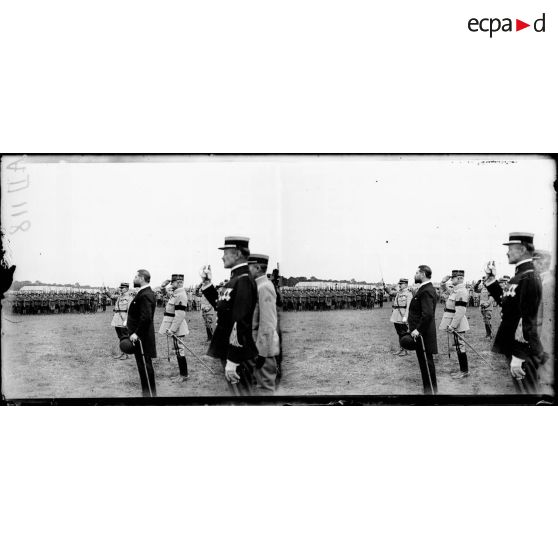 Longvic. Près Dijon. Camp d'aviation. Présentation des drapeaux de l'aviation et de l'aérostation. Mr Dumesnil saluant les drapeaux. [légende d'origine]