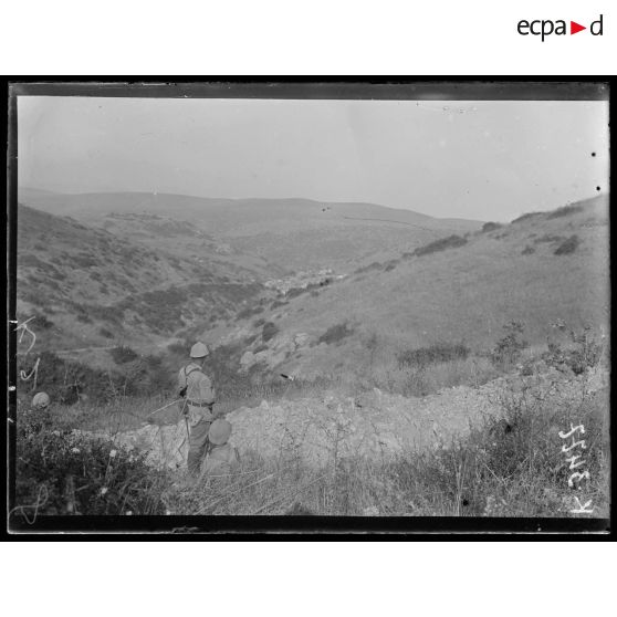 8 juillet 1916 au matin, sur les pentes du Asagi Malak, un petit poste de zouaves surveille les avants postes bulgares. Au fond les lignes ennemies Mayada et Guevgueli. [légende d'origine]