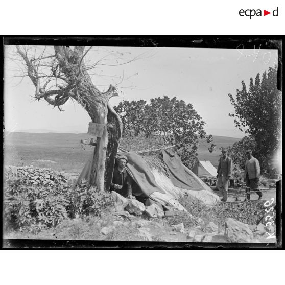 Fontaine Courtin, près Dragomir. Petit camp de la 8e compagnie du 1e R.M.A [RAM], avec au fond les crêtes où sont nos 1eres lignes. [légende d'origine]