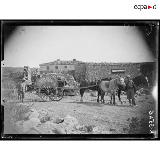 Cugenci. Voiture d'eau potable offerte par le Touring Club. [légende d'origine]