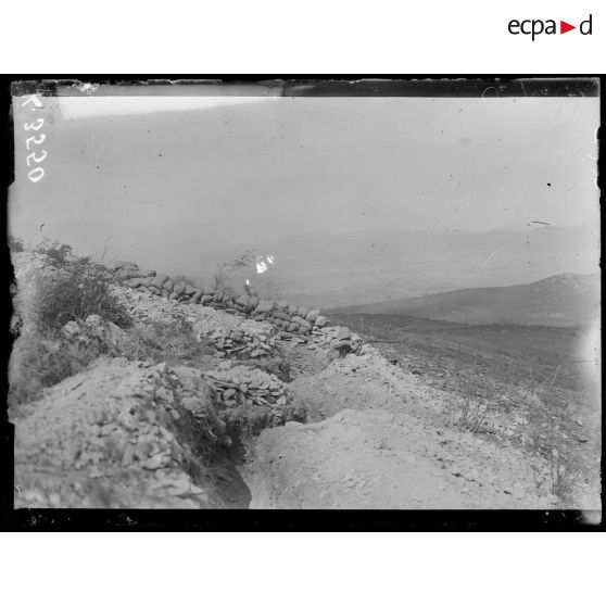 Près Cugenci. Cote 420. Tranchée de 1ere ligne et vue sur les lignes ennemies. [légende d'origine]