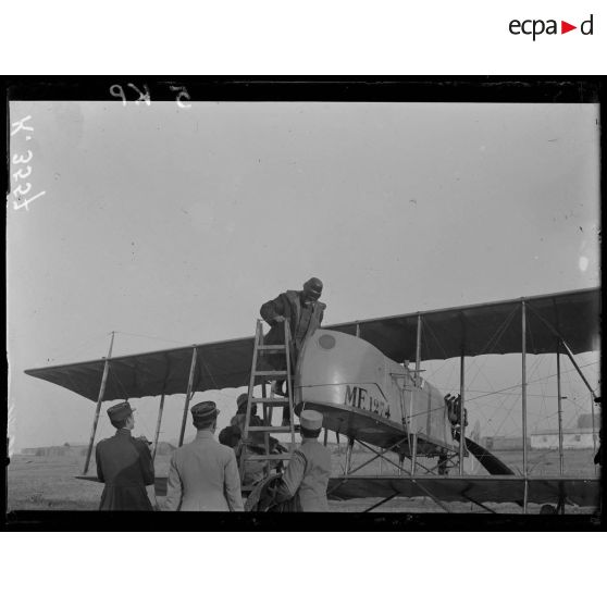 Salonique. Juillet 1916. Le baptême de l'air du général Sarrail. Le retour. [légende d'origine]