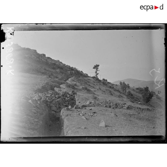 Près Jakli, sud du lac Doïran. Tranchée reliant l'observatoire d'artillerie lourde, placé au sommet de la cote 540. Au fond chaîne de montagnes de Billèche. [légende d'origine]