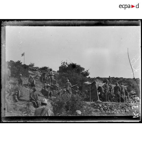 Ravin de Valadja (Macédoine). Visite médicale à un poste de secours du 1er régiment d'infanterie coloniale. [légende d'origine]