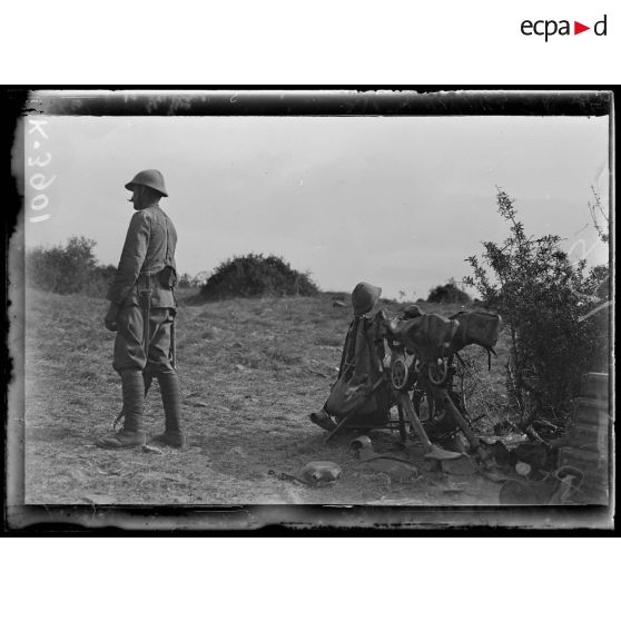 Ravin de Valadja (Macédoine). Sentinelle devant les mitrailleurs du 1er colonial. [légende d'origine]