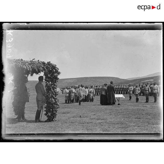 Camp serbe de Sedes, slava du 3e régiment de cavalerie serbe. Pendant la messe. [légende d'origine]