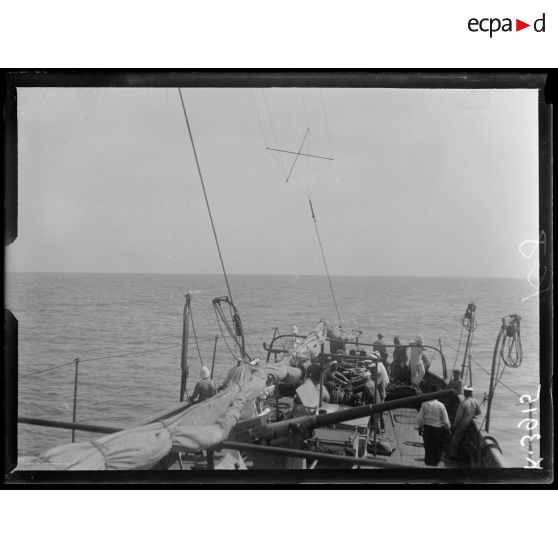 En mer, à bord du Laborieux. Diverses phases de dragages de mines à un seul bateau (sur la côte de Syrie). [légende d'origine]