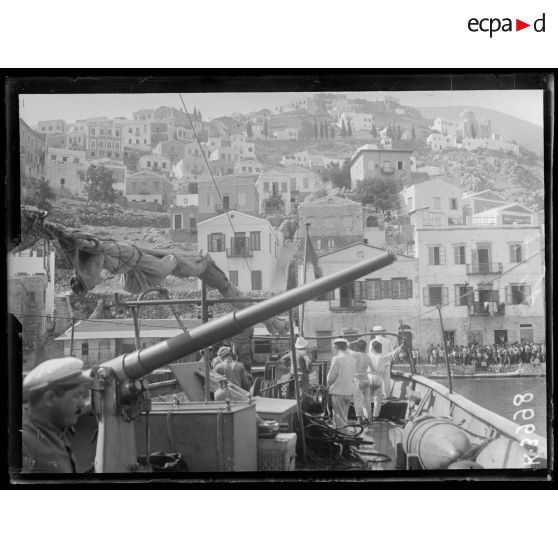 Ile de Symi. Vue du port qui actuellement peut servir de base pour petites unités. Ile occupée par une garnison italienne. [légende d'origine]