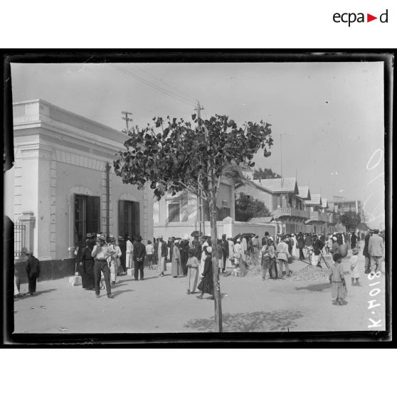 Port-Saïd. La foule devant l'hôpital. [légende d'origine]