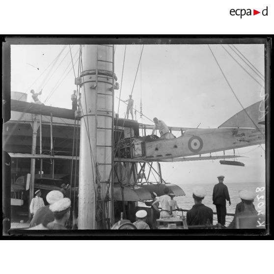 A bord du Ben My Chree. Bateau porte avion anglais. En mer devant Jaffa. Retour d'un hydravion parti en reconnaissance. [légende d'origine]