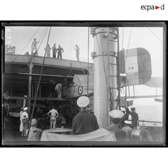 A bord du Ben My Chree. Bateau porte avion anglais. En mer devant Jaffa. Retour d'un hydravion parti en reconnaissance. [légende d'origine]