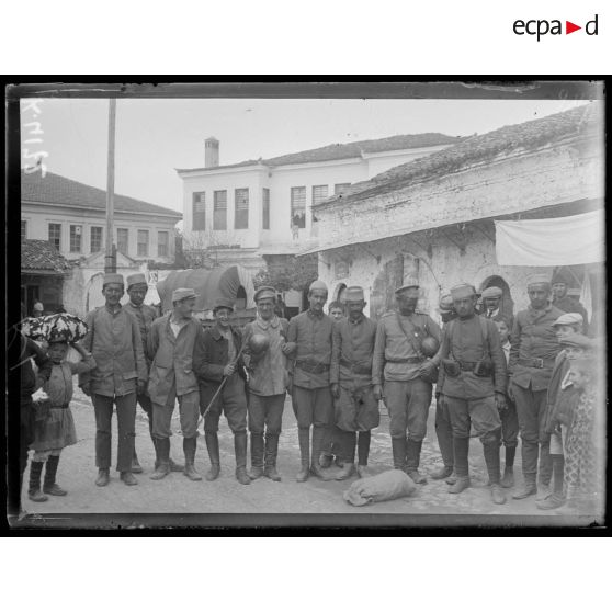 Veria ou Verria (Karaferia). Groupe de soldats français, russe et albanais. [légende d'origine]