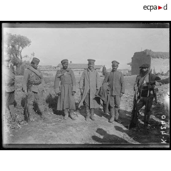 Pozesnika. Comitadjis serbes ramenant de la 1ere ligne des prisonniers bulgares. [légende d'origine]