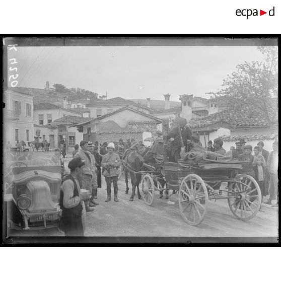 Kosani. Comitadjis serbes partant en voiture de place pour le front. [légende d'origine]