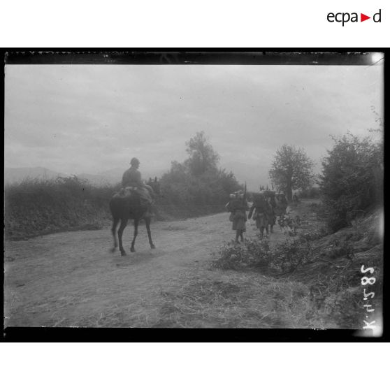 Devant Florina. Pendant l'attaque du village d'Armenohar [Armenhor], des renforts se rendent sur la ligne de feu. Route bombardée. [légende d'origine]