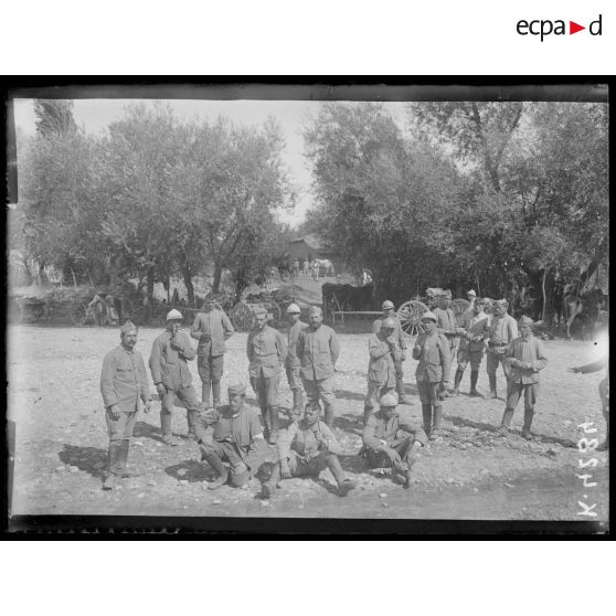 Devant Florina. Attaque d'Armenhor. Artilleurs se reposant. [légende d'origine]