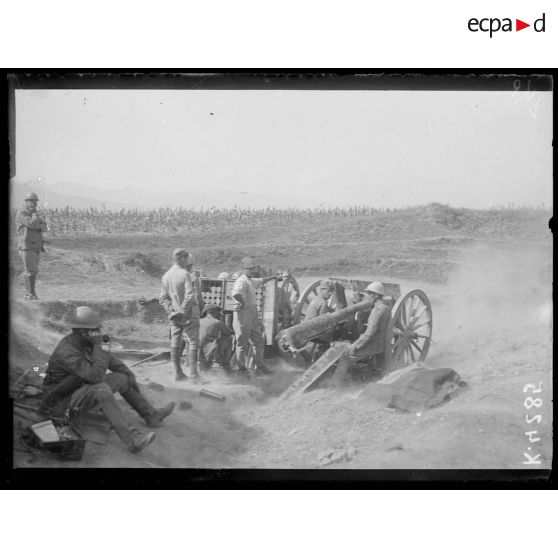 Devant Florina. Attaque d'Armenhor. Pièce de 75 tirant. [légende d'origine]