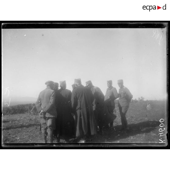 Le Voïvode, généraux et officiers inspectant le champ de bataille de Kénali. [légende d'origine]