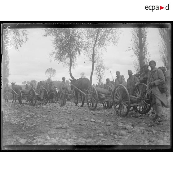 Sur la Cerna. Une batterie mitrailleuse de 37 du 41e-45e coloniaux à l'abri des schrapnels. [légende d'origine]