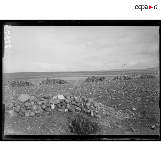 Sur la Cerna. Abris individuels abandonnés par les Bulgares. [légende d'origine]