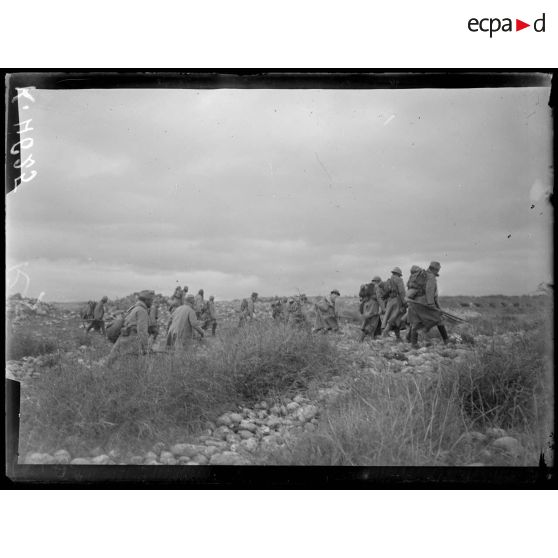 Sur la Cerna. Derrière un mamelon une vague d'assaut se met en marche. [légende d'origine]