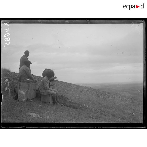 Brod. Poste de guetteurs et télégraphie optique. Derrière la ligne, au fond, explosions d'obus. [légende d'origine]