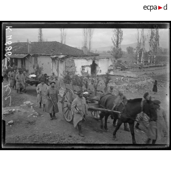 Brod. Les morts à l'ambulance sont transportés au cimetière dans des voitures garnies de feuillage. [légende d'origine]