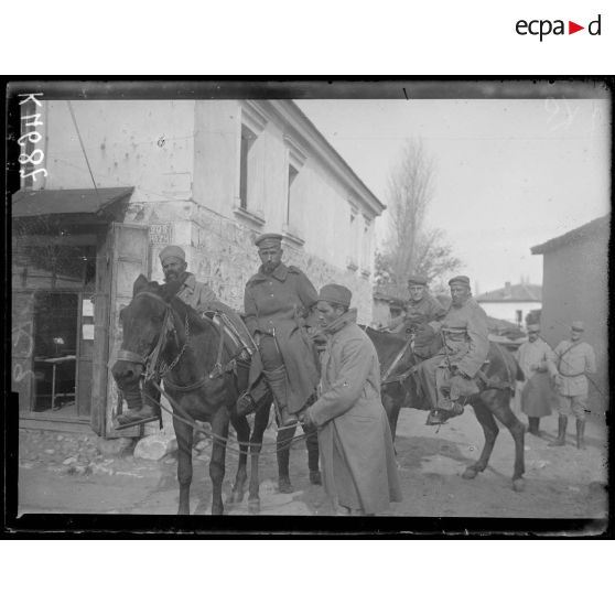 Velieselo. Blessés en cacolet. Un serbe, un bulgare, deux allemands. [légende d'origine]