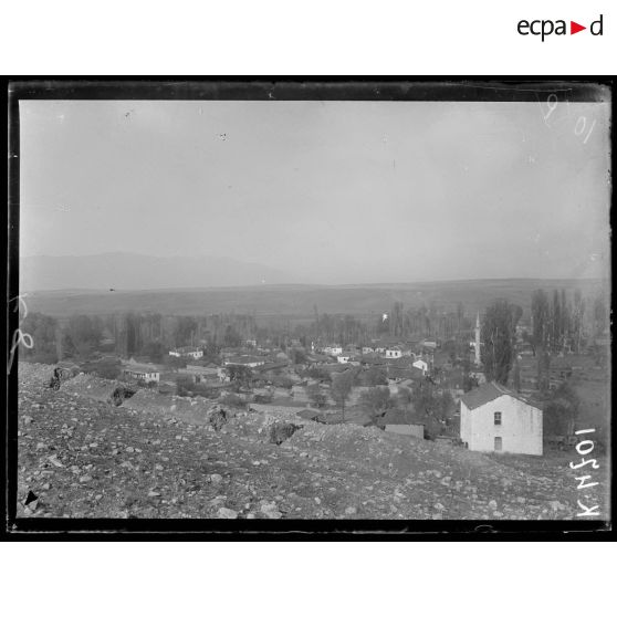 Vostoran. Panorama. Au 1er plan, tranchée serbe. Au fond le champ de bataille. [légende d'origine]