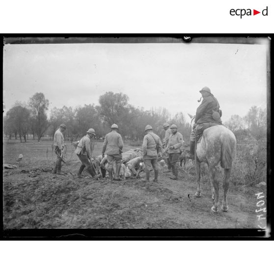 Ousanova. Aménagement par les artilleurs d'un talus pour préparer un emplacement. [légende d'origine]