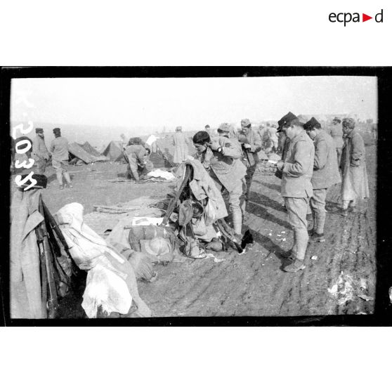 Camp de Zeitenlick. Soldats se rasant, la petite glace placée sur un faisceau. [légende d'origine]