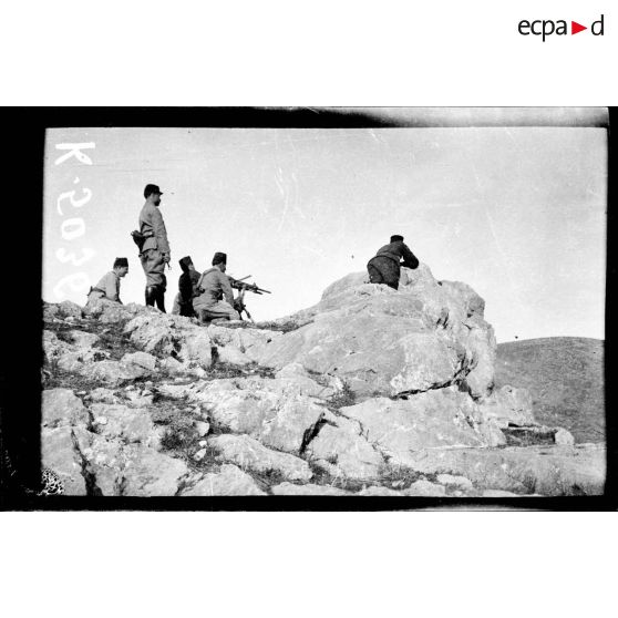 Lembet près Zeitenlick. Exercice de mitrailleuses dans les rochers. [légende d'origine]