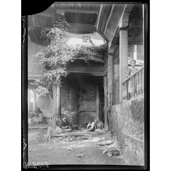 Salonique. Le tékich des Derviches tourneurs (occupé par des réfugiés). [légende d'origine]