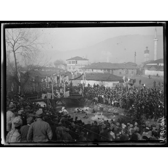 Florina. Fête de l'Epiphanie. Cérémonie de l'immersion de la croix. [légende d'origine]