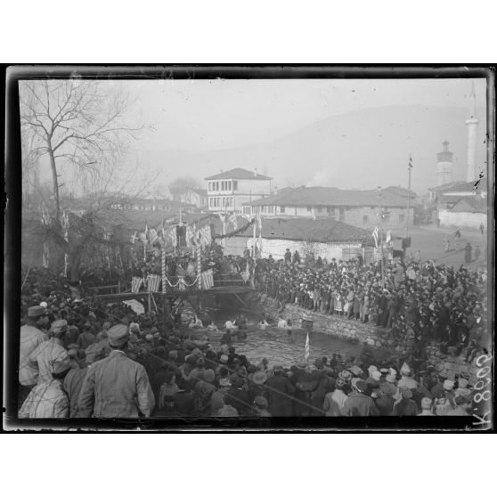 Florina. Fête de l'Epiphanie. Cérémonie de l'immersion de la croix. [légende d'origine]