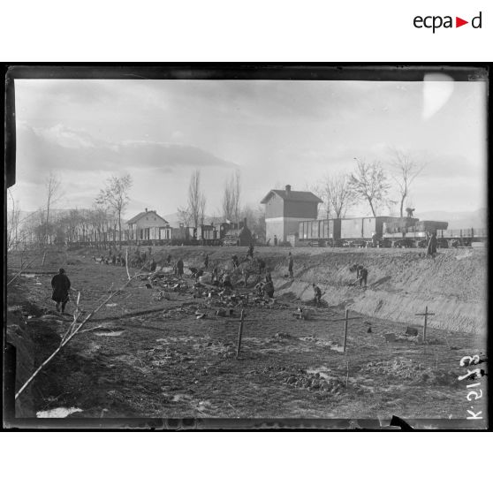 Florina. Travaux de remblai à la gare. [légende d'origine]