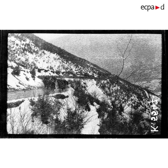 Route de Florina à Pisodéri. Le 157e RI montant dans la boue et la pluie au col de Pisodéri. [légende d'origine]