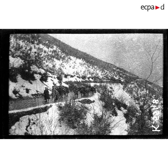 Route de Florina à Pisodéri. Le 157e RI montant dans la boue et la pluie au col de Pisodéri. [légende d'origine]