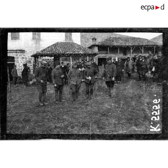 Sterkovo. Le commandant Geay et les officiers de la mission albanaise. [légende d'origine]