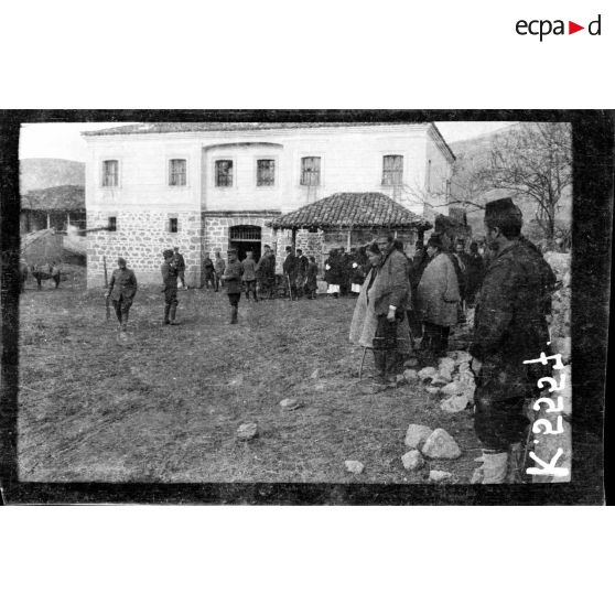 Sterkovo. Le commandant Geay et les officiers de la mission albanaise. [légende d'origine]